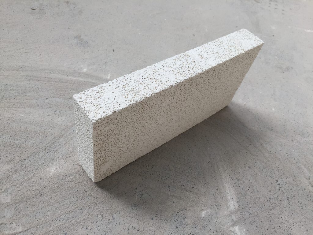 莫來石聚輕磚半枚片 粘土磚_莫來石磚_高鋁磚廠家_耐火磚價格尺寸-鄭州平順耐材 莫來石聚輕磚半枚片